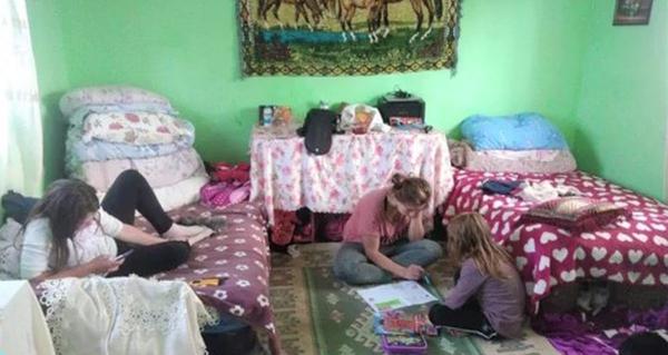 Vis împlinit pentru Adriana, şoferiţa de TIR din Ro-omenia. Ajut eu sprijină o mamă care locuieşte într-o singură cameră cu copiii ei