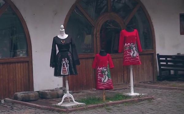 Haine pictate manual, cadoul ideal de Crăciun. Andra Natea şi-a transformat pasiunea în afacere