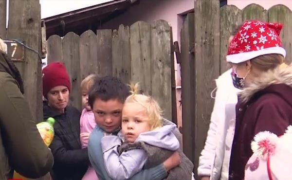 Daruri din suflet pentru copiii nevoiași. Mai mulţi voluntari au adus bucuria Crăciunului în Dolj şi Satu Mare