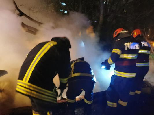 Un om al străzii a provocat un incendiu teribil în Galaţi. Pompierii s-au chinuit peste 5 ore să stingă flăcările