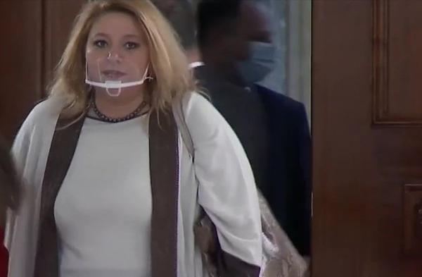 Diana Șoșoacă și-a pus mască. Surse: Poliția face cercetări în privința adeverinței care îi permitea să încalce regulile