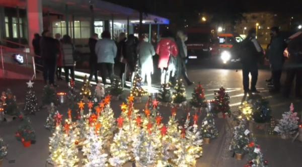 O inimă din brazi împodobiţi pentru medicii din linia întâi a apărut în curtea spitalului din Oradea