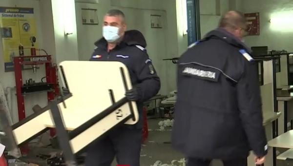 Jandarmii din Galaţi au dăruit un camion plin cu mobilier şcolar şi rechizite copiilor din Aldeşti