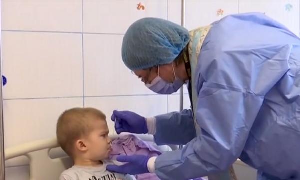 Preotul Marcel Şelişte aduce speranță la căpătâiul celor suferinzi. Părintele a ales ca în loc de biserică să slujească în spital