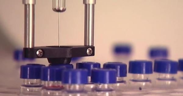 Românii care pleacă în vacanţe nu mai găsesc locuri să îşi facă test Covid-19. Multe clinici private au intrat în vacanţă