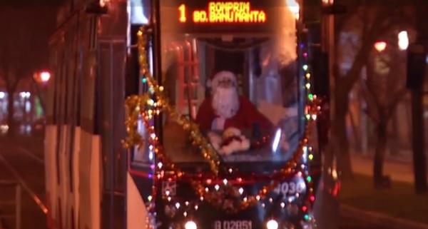 Moş Crăciun a renunţat la sanie şi a preferat tramvaiul. Imagini inedite surprinse în Bucureşti