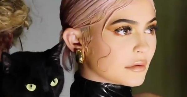 Femeile cu acid în buze, reacții adverse la vaccinul anti-coronavirus