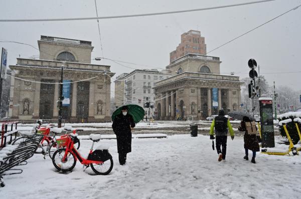 Nordul Italiei, paralizat de zăpadă. Șoselele s-au transformat peste noapte în capcane îngheţate