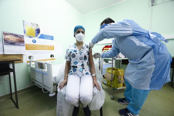 Ziua a doua de vaccinare, prima alergie ușoară. Peste 2000 de cadre medicale au fost imunizate împotriva Covid-19