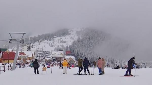 Slalom-viteză printre regulile pandemiei, pe pârtiile deschise. La Rânca nu a mai fost atât de plin de 15 ani