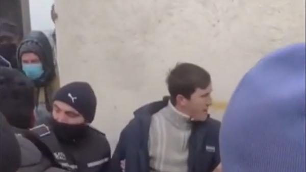 Polițist din Bârlad, bătut de un tânăr căruia i-a atras atenţia că nu poartă mască de protecţie
