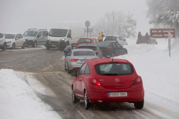 Furtuna Bella a făcut haos în vestul Europei. Sute de mașini blocate pe autostradă, în Franța