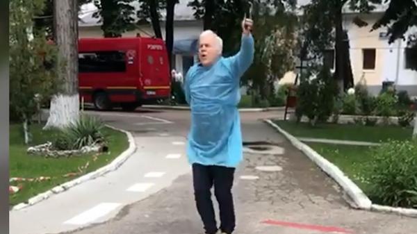 Bunicul din Gorj care a jucat sârba la spital, de bucurie că a scăpat de Covid-19, va scrie o carte