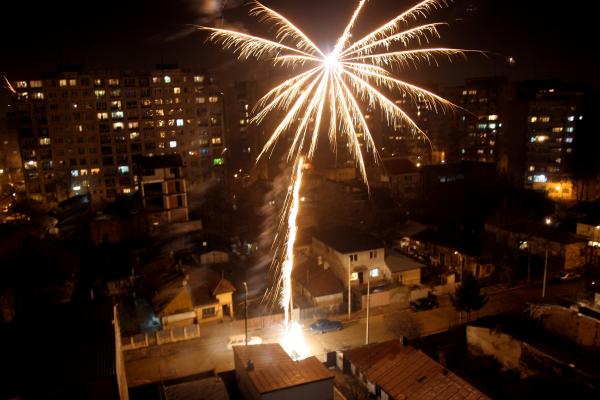 Revelion 2021: Pe cer, explozie de bucurie, pe străzi, pustiu. Românii au admirat artificiile de la balcoane