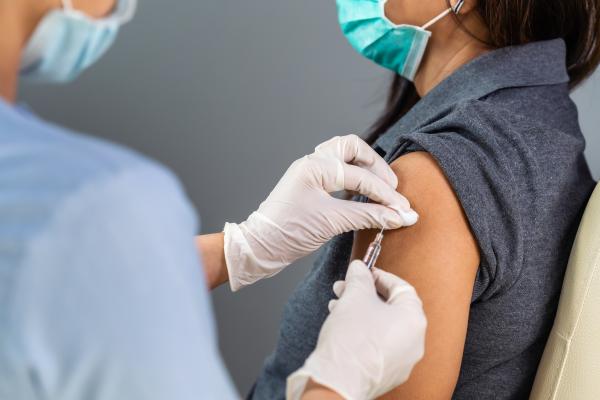 Vaccinarea anti-COVID stârnește discuții aprinse pe tema discriminării. Problemele ar putea să apară şi în România