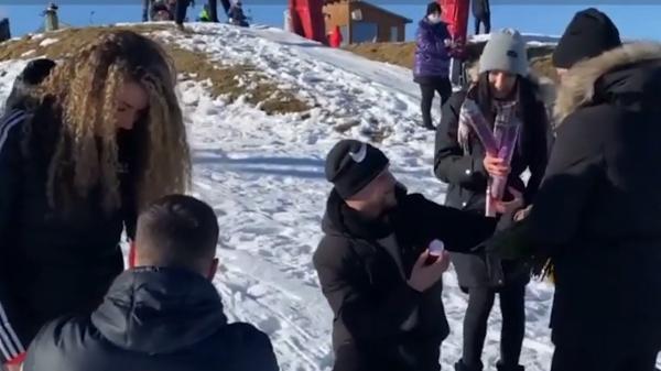 Cerere în căsătorie, motiv de aplauze pe pârtia de la Păltiniş