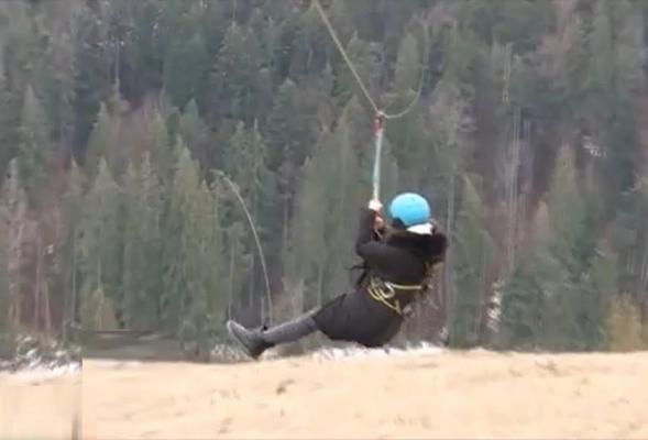 Curajul se testează la înălțime. Zeci de turiști au ales tiroliana din Pasul Ciumârna pentru o porție zdravănă de adrenalină