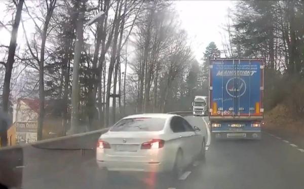 Şofer surprins efectuând o manevră deosebit de periculoasă în trafic, în localitatea Pârâul Rece