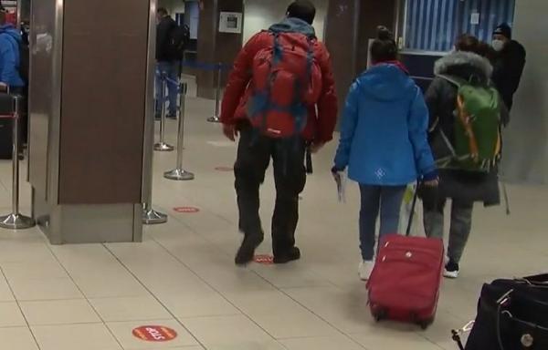Zeci de români au rămas blocaţi în Marea Britanie, după ce nu au mai reuşit să facă testul Covid