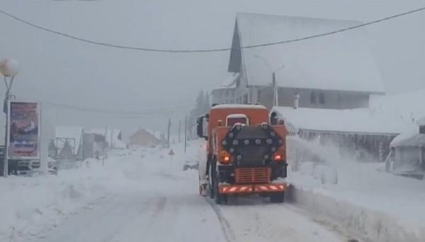 Vremea face ravagii: Ninsorile şi viscolul au pus stăpânire pe zona de munte, iar în unele judeţe a plouat cât pentru o lună