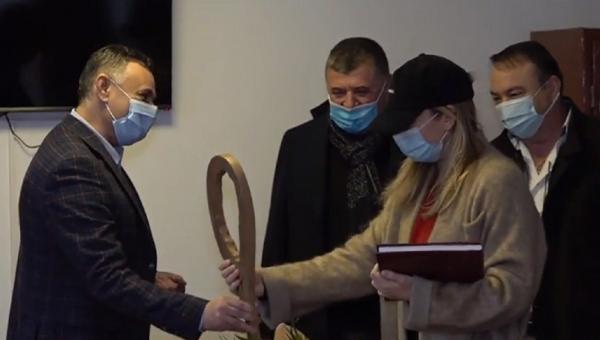 Simona Halep, relaxare la munte, înainte de Australian Open. A fost primită cu pâine şi sare şi a primit un cadou inedit