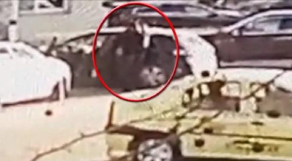 Femeie sechestrată în văzul lumii, la Constanţa. Scena a fost filmată de camerele de supraveghere