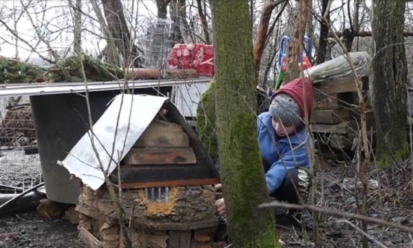 Ovidiu locuiește într-o casă sărăcăcioasă cu părinții și cele 2 surori. Băiețelul și-a construit singur din pământ și crengi căsuța în care ar vrea să locuiască