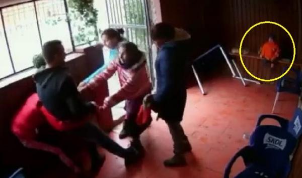 Cuplu de îndrăgostiţi luat la bătaie de trei femei într-un bar din Sălaj, din gelozie