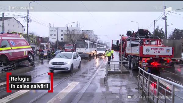 O ambulanţă a lovit în plin un refugiu de tramvai de pe Şoseaua Chitilei