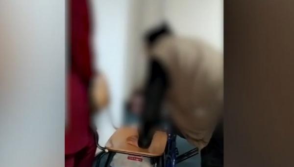 Un bătrân a fost lăsat să zacă pe jos în Camera de Gardă a unui spital din Olt