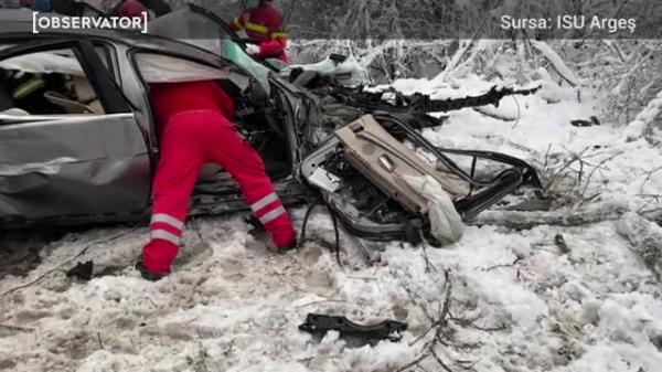 Un BMW cu volan pe dreapta a făcut prăpăd pe un drum din Argeș. Trei bărbați au murit, un TIR a fost aruncat într-o râpă