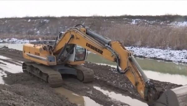 Exploatare ilegală de piatră, în Suceava. Când au văzut camera de filmat, muncitorii au fugit cu o parte din utilaje