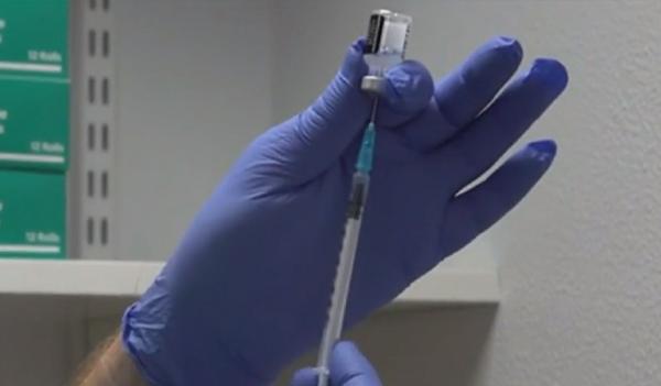 Elevii de la o şcoală din Baia Mare, condiţionaţi să se vaccineze anti-Covid. Directoarea dă vina pe secretară şi excesul de zel