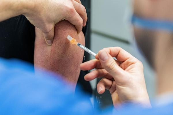 Vaccinarea în masă s-a blocat în prima zi: Românii trebuie să se descurce pe cont propriu