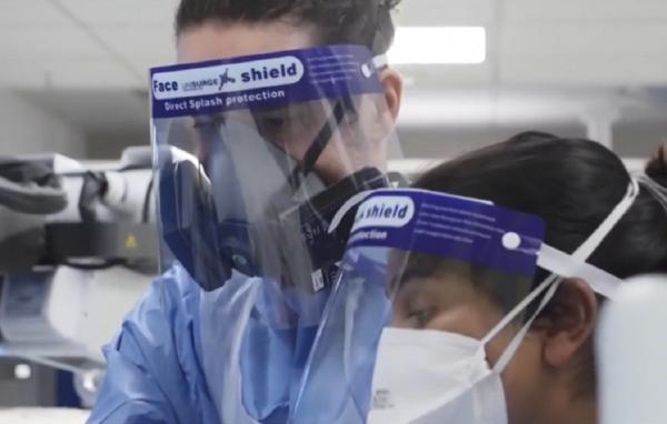 O româncă din Marea Britanie este prima pacientă care a primit un tratament experimental pentru Covid, pe bază de interferon