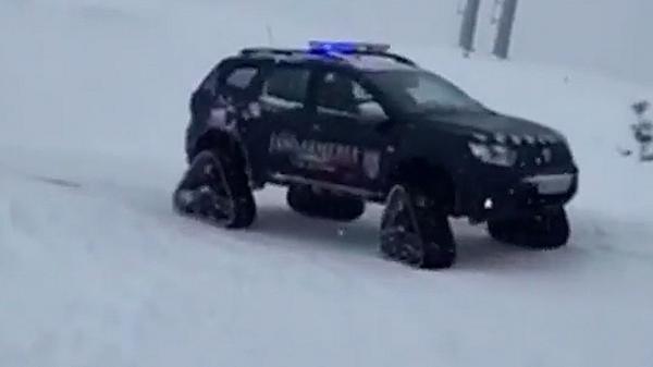 Duster pe șenile, vedeta jandarmilor de pe Muntele Mic