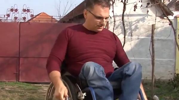 Robert a rămas paralizat, după ce i-a fost administrat vaccinul împotriva poliomielitei. Chiar şi aşa, priveşte cu încredere serul anti-Covid