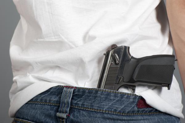 Scene incredibile într-un supermarket din Galaţi: Un tânăr  de 18 ani, surprins cu pistolul la brâu