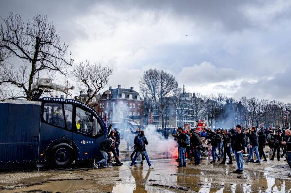 Proteste violente împotriva restricţiilor, în Olanda. În Italia, patronii de restaurante sfidează autoritățile