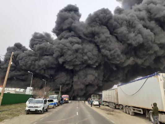 Incendiu puternic şi nor uriaş de fum la Buzău, după ce o platformă de depozitare a deşeurilor a luat foc