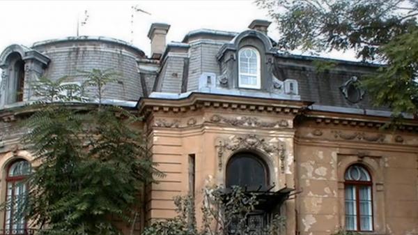 Bloc nou în locul unei case vechi de 100 de ani
