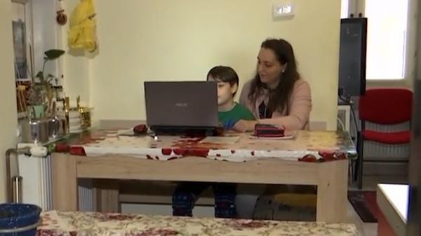 Mai multe centre de vaccinare din ţară ar putea rămâne fără personal sau mobilier. Primarii au luat cu împrumut din cabinetele şcolare