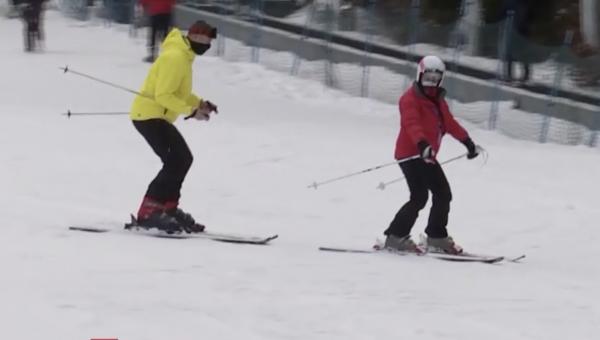 Pârtiile din Predeal au fost luate cu asalt. Oamenii au avut de aşteptat ore bune în aglomeraţie, pentru a se bucura de zăpadă