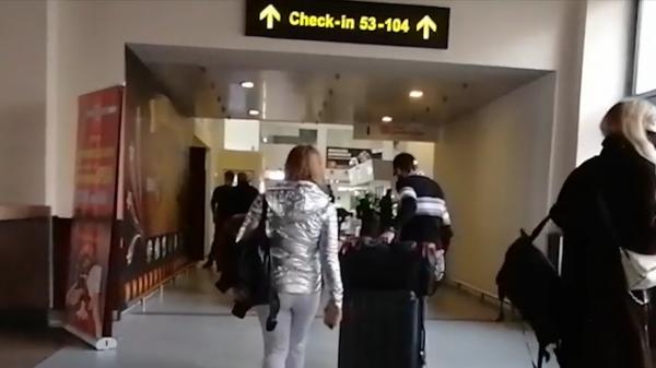 Cei care pleacă în Olanda se testează pentru COVID la un centru aflat la aproape un kilometru de aeroportul Otopeni, într-o parcare