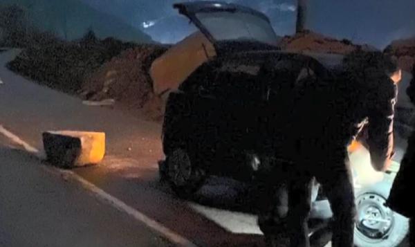 Mașină strivită de o bucată de stâncă, la Buzău. Patru tineri, la un pas de tragedie