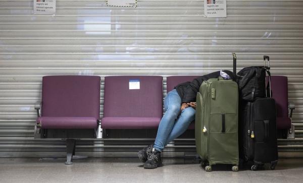 Noua tulpină a coronavirusului închide lumea. Comisia Europeană le cere țărilor să nu renunţe la restricţii