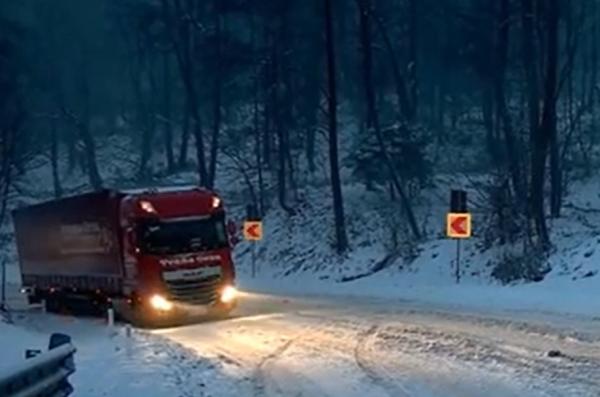 Vântul şi ninsorile au făcut ravagii în toată ţara. Zăpada depusă pe şosea le-a dat mari bătăi de cap şoferilor