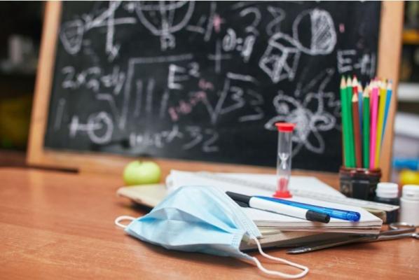 Măștile pentru elevi, afacere închisă în depozite. După ce le-a cumpărat, Ministerul Educaţiei spune că nu sunt conforme