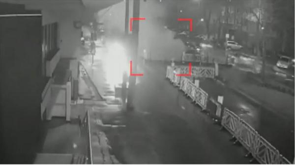 Capcană periculoasă pe șosea. La un pas de tragedie, după ce a căzut cu mașina în groapă