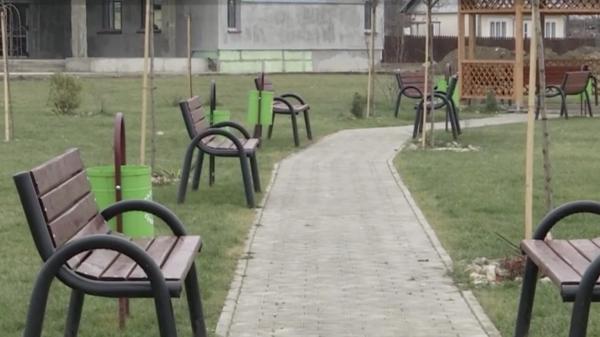 Într-o comună din Iași, oamenii trebuie să facă cerere la primărie dacă vor să se plimbe în parc pe înserat